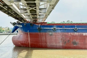 Hình ảnh tàu thủy đâm cầu Ghềnh ở Đồng Nai, nhiều người bị thương