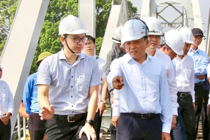 Thứ trưởng Bộ Xây dựng kiểm tra hiện trường vụ sà lan đâm vào cầu Ghềnh