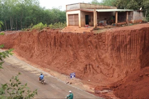 Kết quả kiểm tra vụ nhà dân chênh vênh bên mép 'vực' khi làm đường ở Đồng Nai
