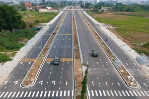 Ngắm tuyến đường 10 làn xe xuyên qua 'viên ngọc xanh' sắp hoàn thành ở Đồng Nai