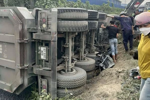 Xe ben chở đá lật đè ô tô con, nữ tài xế tử vong 