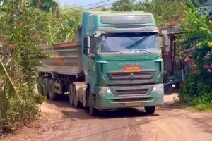 Người dân lo lắng vì xe tải chở đá hàng ngày chạy trong đường dân sinh nhỏ