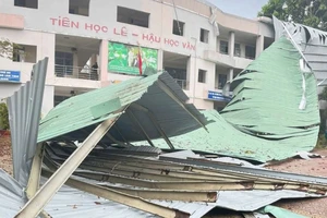 Giông lốc cuốn bay mái trường tiểu học ở Đồng Nai 