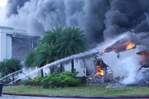 Gần 180 cảnh sát sau 10 giờ khống chế đám cháy nhà máy trong khu công nghiệp ở Đồng Nai