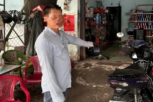 Dùng dao chém hàng xóm vì cho rằng gọi báo công an việc hát karaoke mở loa to
