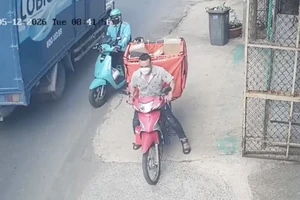 Camera ghi cảnh kẻ trộm thản nhiên lấy xe và hàng của shipper