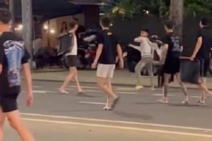 Bắt giữ 7 thanh thiếu niên cầm dao phay hỗn chiến trên phố ở Đồng Nai