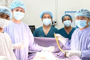Phẫu thuật lấy con lươn dài khoảng 50cm chui trong bụng người đàn ông 