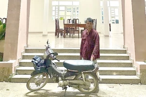 Chạy xe máy ngược chiều gây tai nạn chết người rồi bỏ trốn