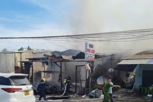 Cháy nổ tại vựa ve chai ở Đồng Nai, 2 người chết tại chỗ