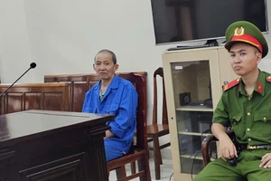 Chồng dùng kéo đâm vợ trên đường vì ghen tuông