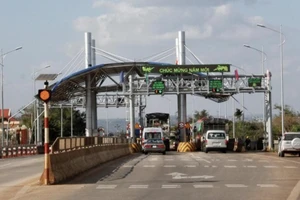Chưa thu phí tự động tại trạm BOT có nhiều bất cập 