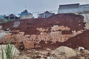 Nhà dân bị ngập nước do thiết kế đường sai 