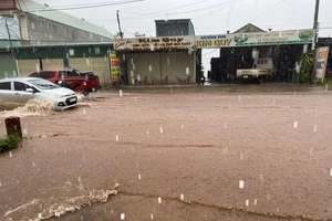 Nhà dân bị ngập sau mưa, chính quyền cho biết sẽ sửa chữa đoạn đường 