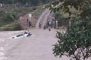 Đi qua ngầm tràn, xe bán tải bị nước cuốn trôi 