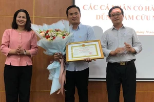 2 thanh niên được tặng bằng khen vì cứu người phụ nữ nhảy cầu tự tử