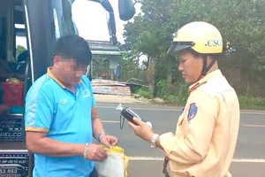 Tài xế uống rượu bia "đánh cược" tính mạng 20 hành khách