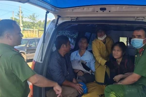 Giải cứu cháu bé bị cha mẹ tâm thần nhốt trong nhà nhiều ngày