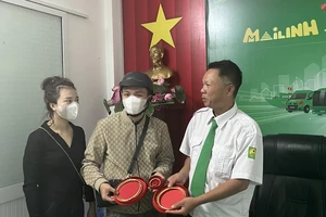 Tài xế taxi trả lại 1,8 cây vàng cho hành khách bỏ quên 