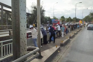 Đôi dép phụ nữ và 1 tờ giấy để lại trên cầu