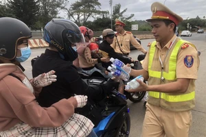 CSGT Đắk Nông 'chặn' hàng trăm xe đi đường để... tặng đồ