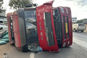 Xe đầu kéo lật nghiêng ở điểm 'đen' trên quốc lộ 14