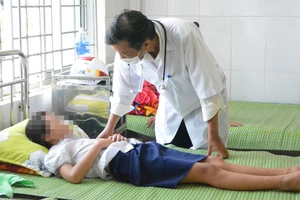 Tình tiết mới vụ 31 học sinh ngộ độc sau khi nhận bóng bay từ nhóm người lạ