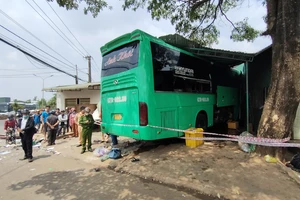 Gia Lai: Xe khách tông xe tải làm 2 người tử vong, nhiều người bị thương