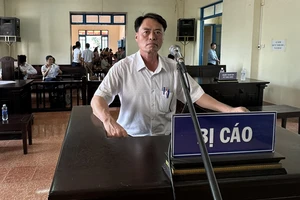 Đề nghị phạt tù cựu chủ tịch xã và kế toán tội cố ý làm trái