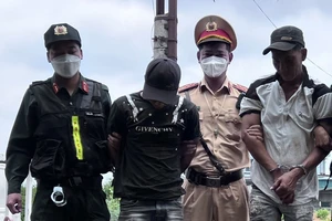 CSGT bắt 2 bị can đang trên đường chạy trốn truy nã