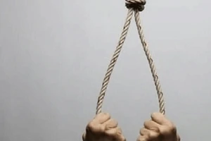 Nguyên chi cục trưởng thi hành án chết trong tư thế treo cổ ở trụ sở làm việc