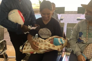 Bé trai sơ sinh bị vứt bên đường