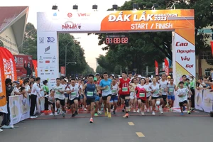 Gần 2.000 vận động viên tham gia giải chạy gây quỹ tặng học sinh nghèo ở Đắk Lắk