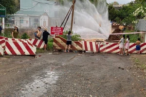 Thi công đường giao thông ở TP Buôn Ma Thuột làm vỡ ống dẫn nước