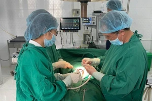 Phẫu thuật cắt khối u nặng gần 9kg của bé gái 15 tuổi