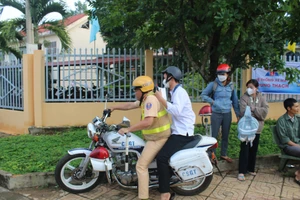 Đắk Lắk: CSGT kể phút giây hỗ trợ nam sinh đi nhầm điểm thi