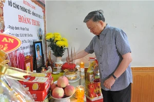 Bộ trưởng Tô Lâm thăm gia đình các liệt sỹ ở Đắk Lắk 