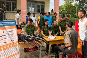 Đắk Lắk: Người dân hào hứng đem súng đổi lấy gạo