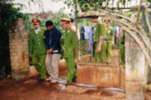 Triệu tập 2 điều tra viên đến phiên xử vụ giết người 17 năm trước 