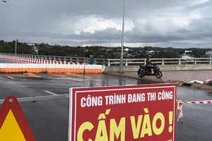 Đắk Lắk: Người dân gỡ rào chắn đi vào đường nghìn tỉ đang thi công