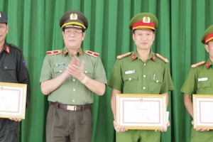 Khen thưởng 5 người dân giúp bắt nhóm khủng bố trốn truy nã ở Đắk Lắk