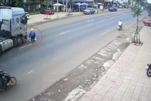 Camera ghi cảnh xe đầu kéo tông ô tô khi né người băng qua đường 