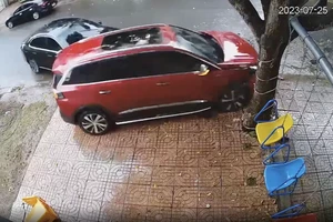 Camera ghi cảnh ô tô đậu ven đường bị xe khác liên tục tông vào
