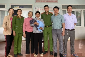 Đắk Lắk: 1 trẻ sơ sinh bị bỏ bên vệ đường