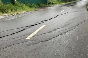 Xuất hiện vết nứt lớn trên đường Hồ Chí Minh, Đắk Nông họp khẩn