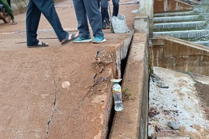 Nứt vỡ bê tông mặt cầu đập thủy lợi ở Đắk Nông
