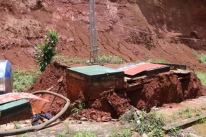 Đắk Nông: Bồn chứa xăng bất ngờ 'đội đất' sau mưa lớn