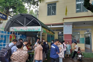 Phụ huynh ở Gia Lai căng băng rôn phản đối nữ giáo viên âm nhạc dạy học