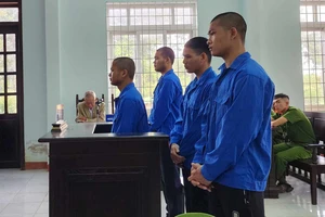 Bốn thanh niên tấn công xe khách lúc rạng sáng bị phạt tù