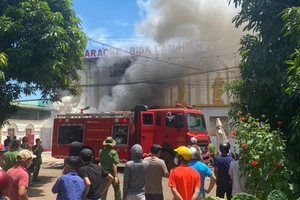 Huy động cả trăm cảnh sát nhiều địa phương dập đám cháy quán karaoke